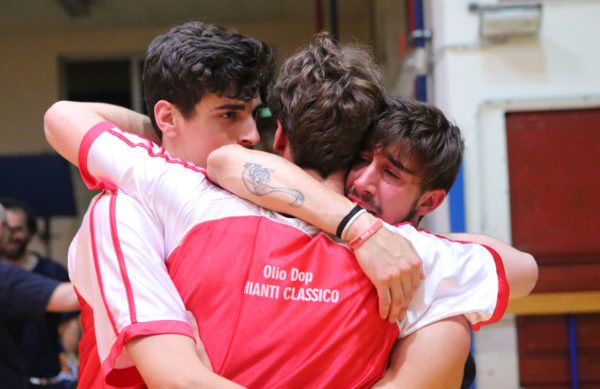 I giovani del Pino Dragons in lacrime dopo la gara (foto Bernardini)